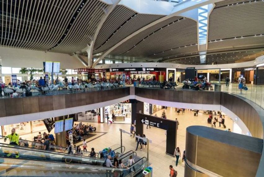 Pritje deri në pesë orë në aeroporte  BE së i kërkohet pezullimi i kontrolleve të reja biometrike