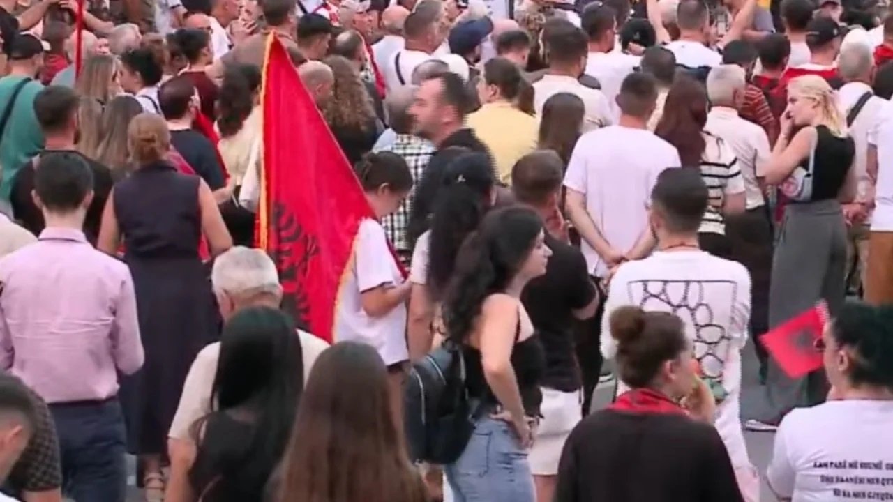 Dita e 32-të e tubimit të Tiranë, protestuesit para Kryeministrisë: Policia tejkaloi kompetencat