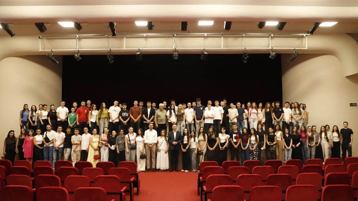 Në Mitrovicë nënshkruhen 100 kontrata për punë praktike me pagesë për të rinjtë