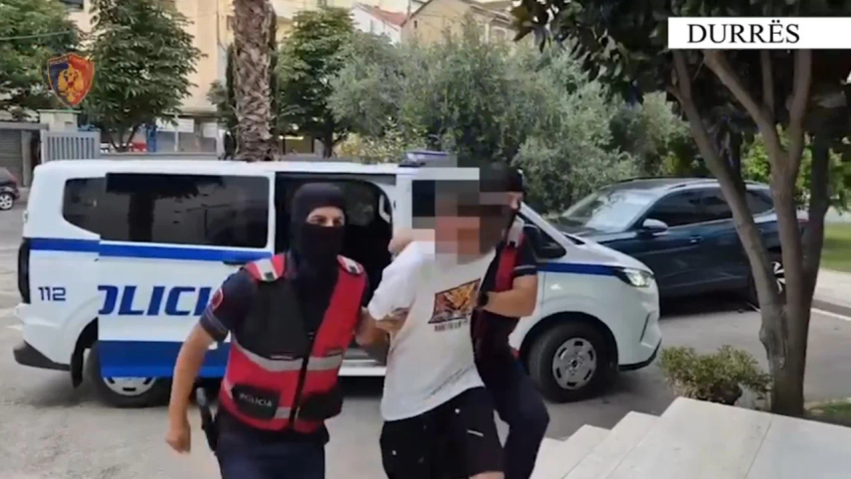 Shisnin drogë në plazhet e Durrësit  arrestohen dy të rinj  u gjenden shumë parash dhe thikë