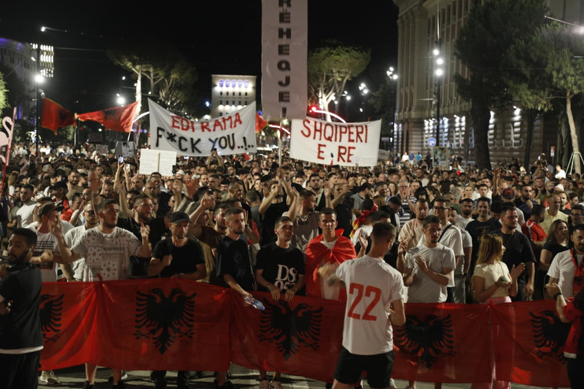  Rama jep dorëheqjen    Përfundon marshim nëpër Tiranë në ditën e 32 të të protestës  qytetarët thirrje  Nesër në 10 të para Parlamentit