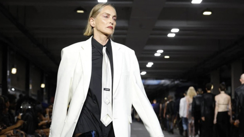 Sharon Stone rikthehet në pasarelë pas më shumë se 30 vitesh