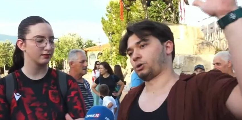  Stikerat në makinat e deputetëve si simbol për gjobat ndaj emigrantëve   Studentët  Nuk ka dialog me Ramën  zgjidhja është largimi i tij