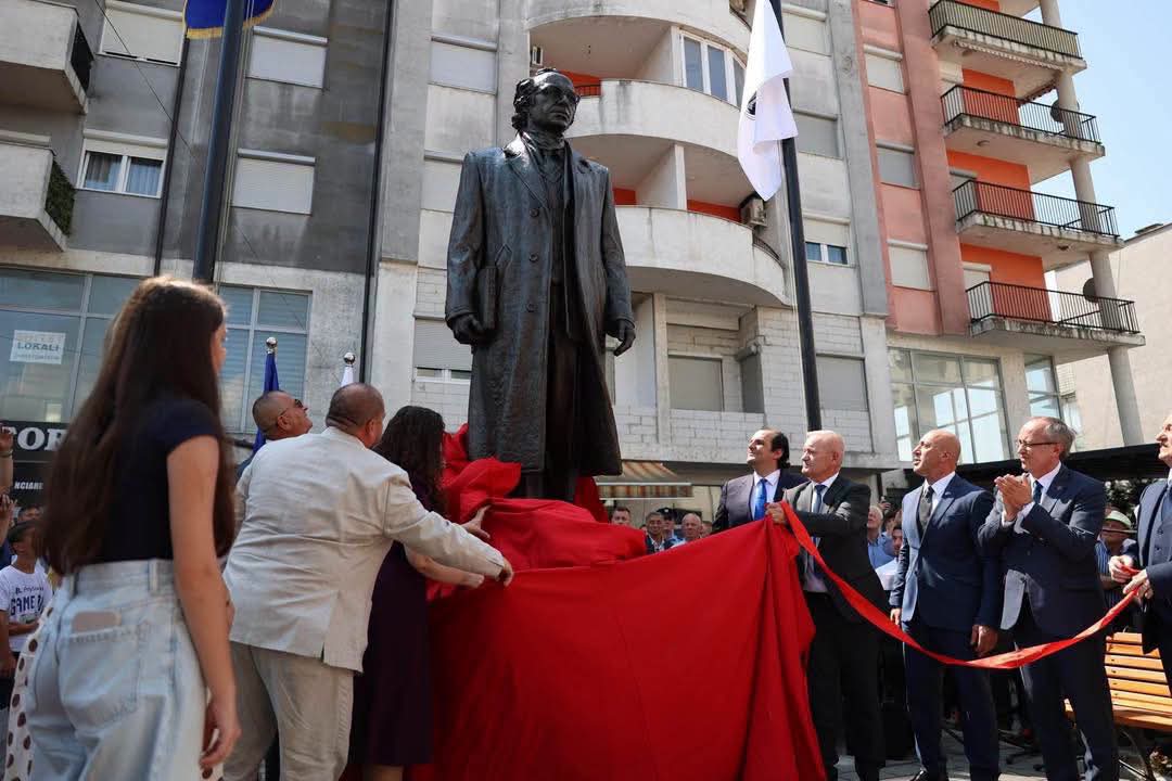 Klina nderoi Dr. Ibrahim Rugovën me shtatoren e sponsorizuar nga Marjan dhe Ilir Cubi nga Nju-Jorku