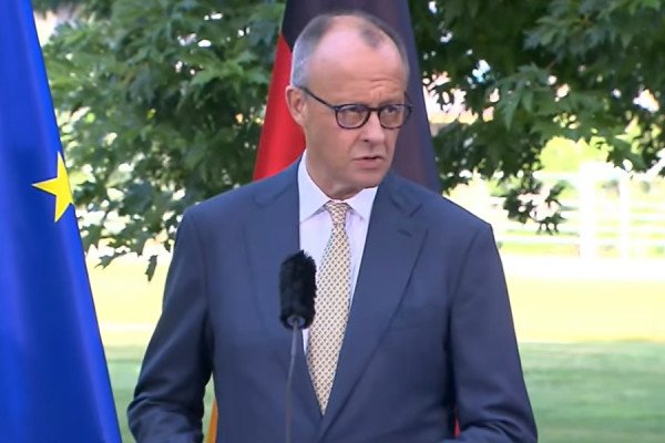 ​Lavdëroi lojtarët pas eliminimit, kancelari gjerman, Friedrich Merz, në qendër të talljeve