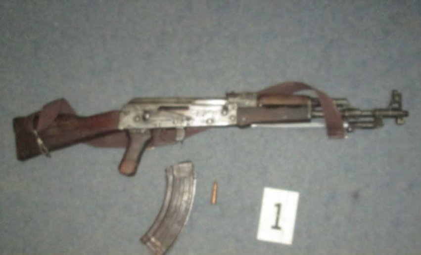 Postoi armën në TikTok  Policia i bastis shtëpinë në Skenderaj dhe gjen kallashnikov në çati
