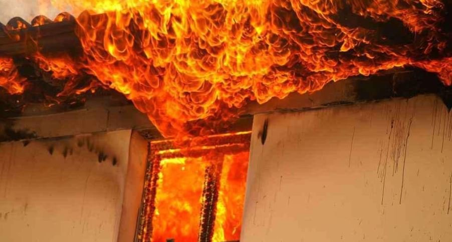 Përfshihet nga zjarri një shtëpi në Mitrovicë, nuk ka të lënduar