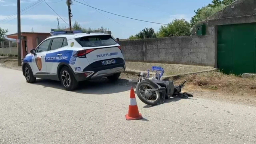 Aksident në Lushnjë  Makina përplas motoçikletën në Pirrë Kamçisht  76 vjeçari në gjendje të rëndë