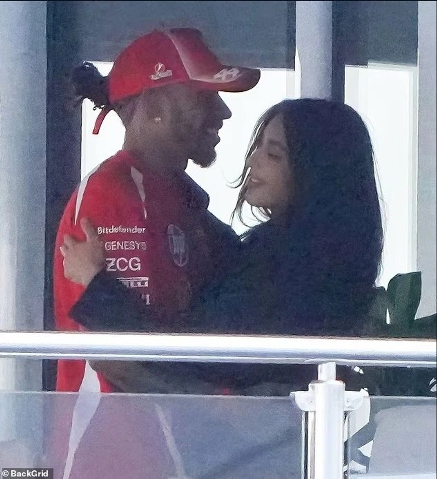 Lewis Hamilton i jep merita Kim Kardashian për lumturinë e tij gjatë paraqitjes në Silverstone