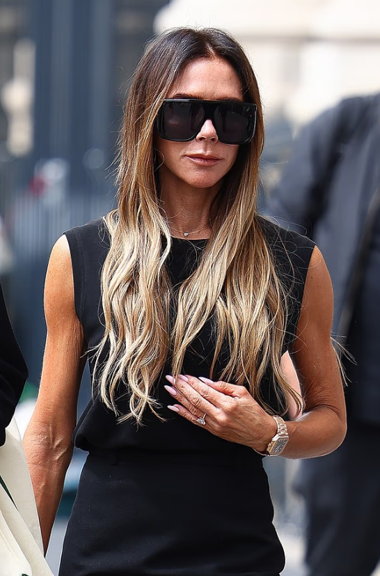 Victoria Beckham shkëlqen me stil në Paris