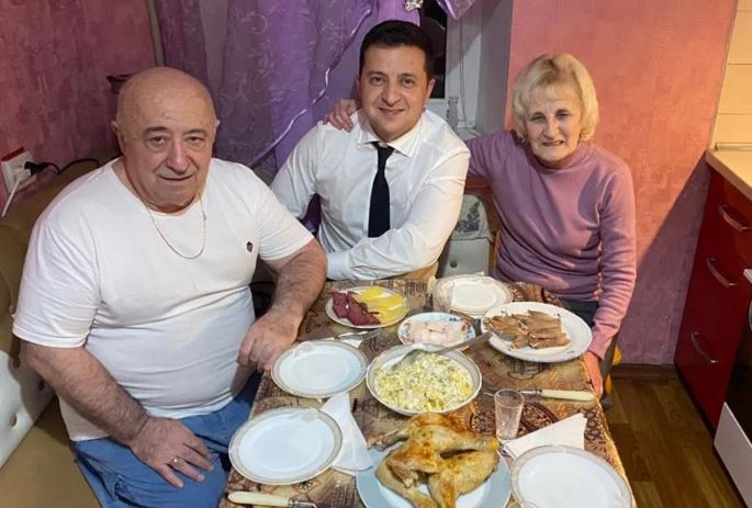 Skandal në Ukrainë? Prindërit e Zelenskyt nën hetim për 11 milionë dollarë në llogari