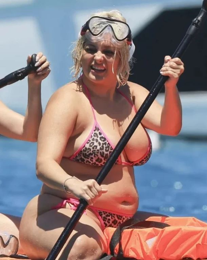 Bebe Rexha relaksohet në Ibiza  këngëtarja shqiptare shkëlqen me bikini leopard pas suksesit të albumit të ri 