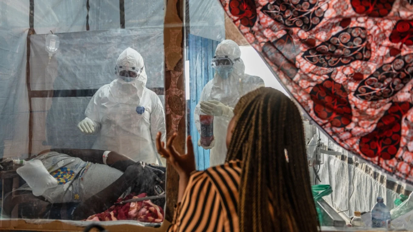 Ebola po përhapet me shpejtësi në Republikën Demokratike të Kongos/ Mbi 400 viktima, OBSH nis trajtimet eksperimentale