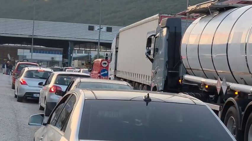 Vijojnë radhët e gjata në Kapshticë  pritje deri në tre orë