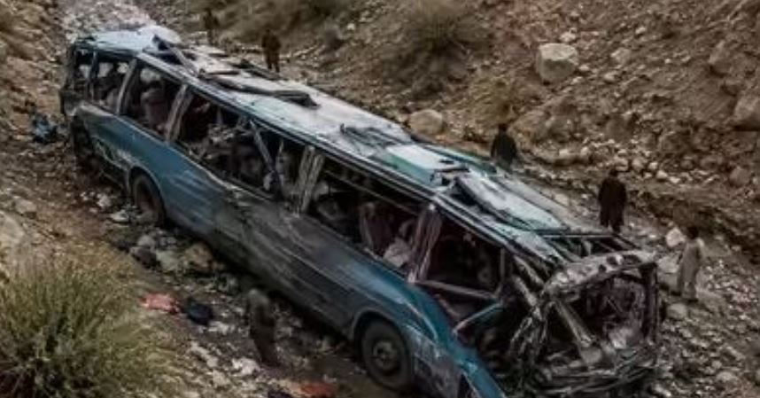 Aksident në Pakistan/ Përmbyset autobusi, vdesin 40 persona