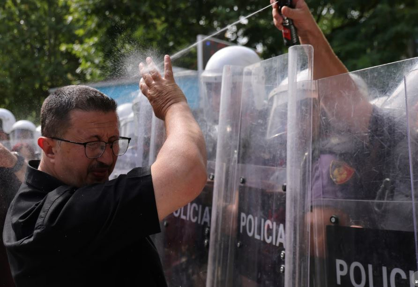  Qytetarët kërkojnë dorëheqjen e Ramës   Associated Press  Policia përdori gaz lotsjellës dhe spraj  protestat kundër qeverisë dhe kryeministrit