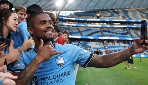 E mbani mend Douglas Costa?
