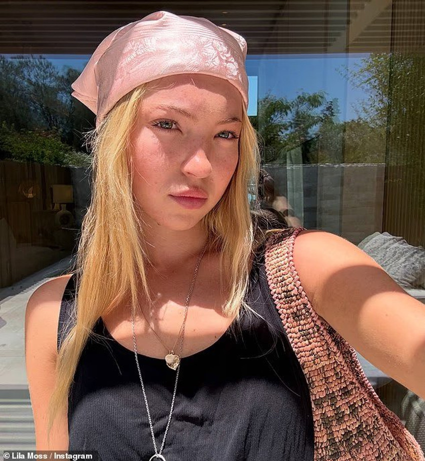 Lila Moss mahnit me bikini Burberry gjatë pushimeve në Athinë 3 Image