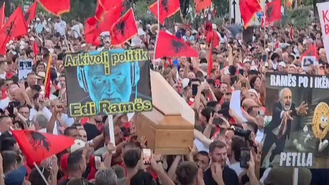 LIVE: Tirana e mbushur nga diaspora, protestuesit në Shqipëri sjellin arkivol para kryeministrisë