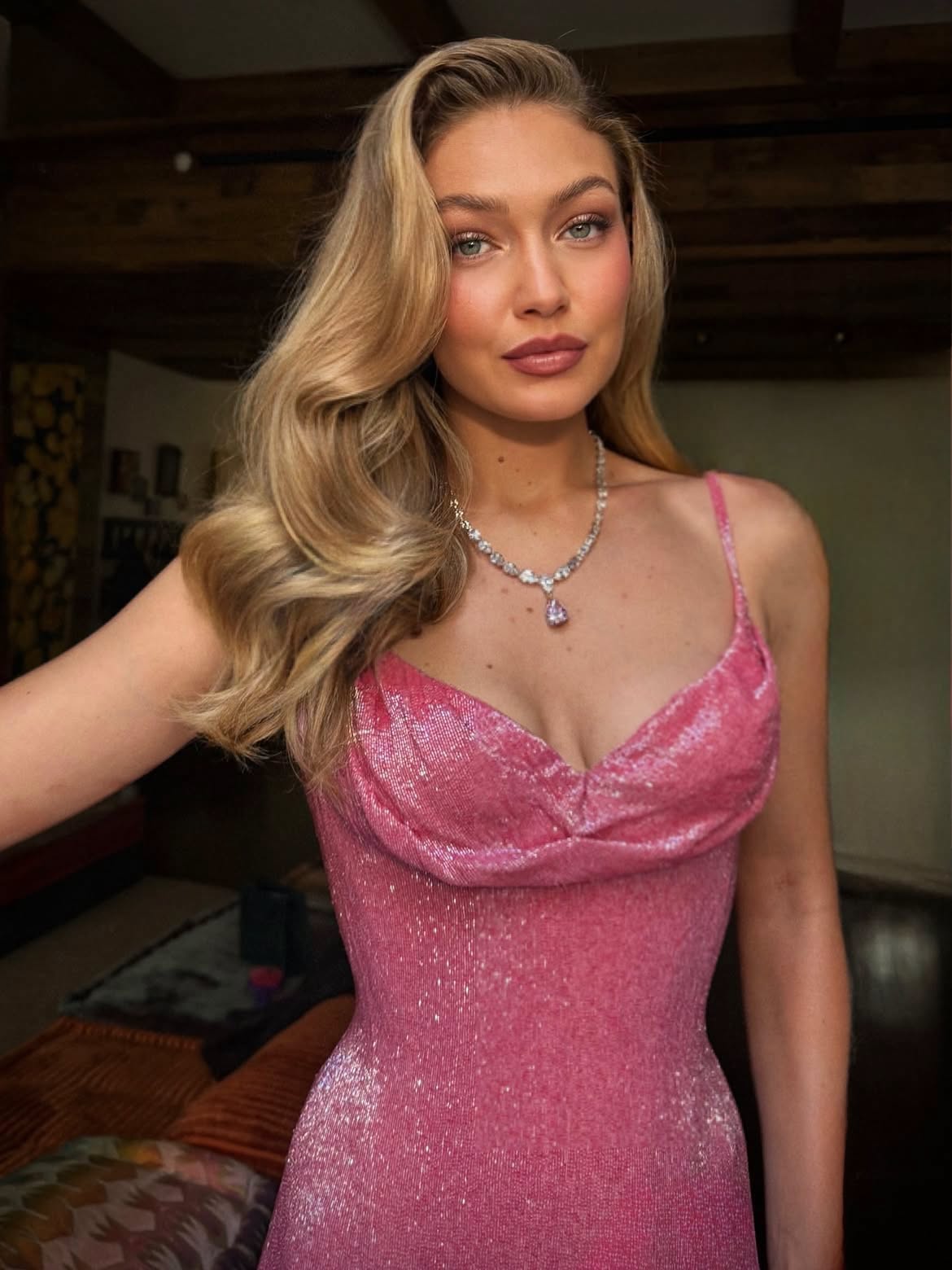 Gigi Hadid mahnit me fustan rozë në dasmën e Taylor Swift dhe Travis Kelce në New York