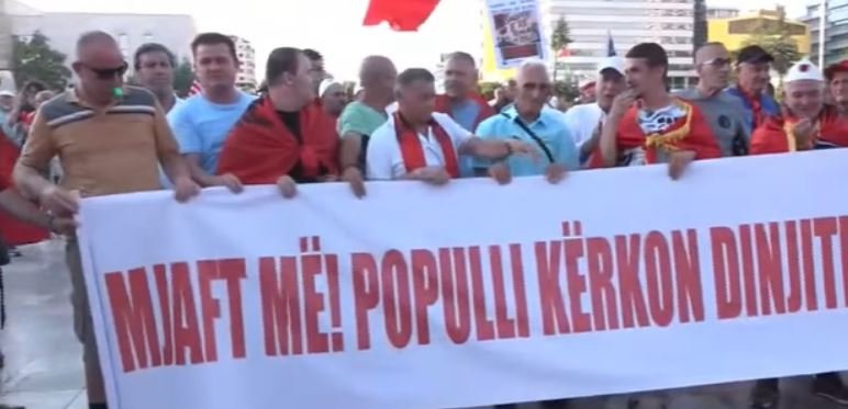 Fillon grumbullimi në shesh, qytetarët drejt protestës 35-ditore