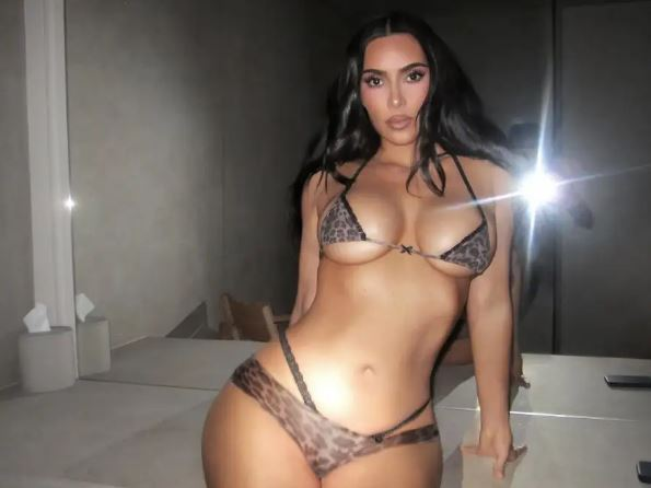 Kim Kardashian “ndez” rrjetin, pozon me të brendshme