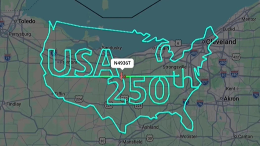 Fluturim spektakolar  piloti krijon mbishkrimin  USA 250th  në qiell