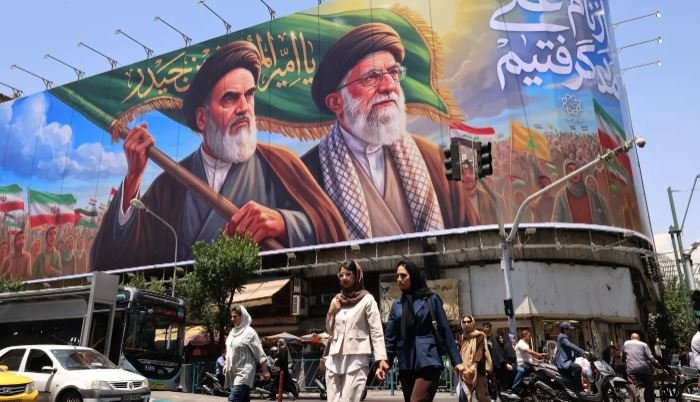 Irani fillon funeralin gjashtëditor për Ajatollah Khamenein gati katër muaj pas vdekjes së tij/ Masa të rrepta sigurie dhe zi kombëtare në nder të tij