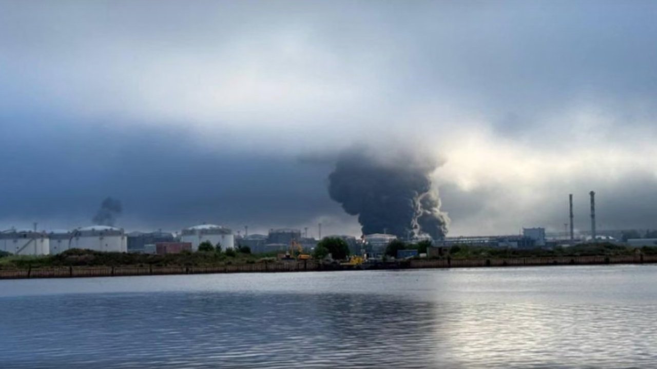 Sulm me dronë ukrainas në Shën Petersburg/ Goditet terminali i naftës, pasohen me shpërthime dhe zjarre