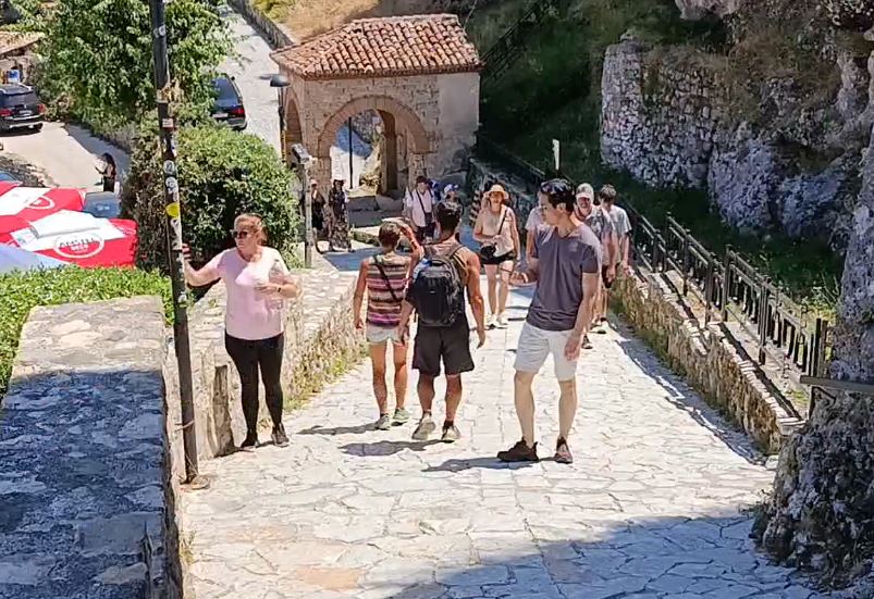 Krujë, historia tërheq turistët/ Vizitorë të huaj “pushtojnë” qytetin e Skënderbeut