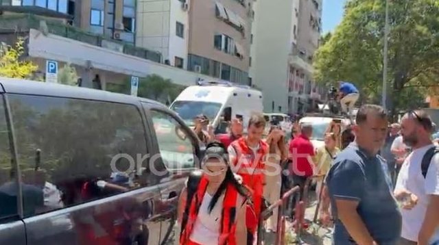 Njëri prej protestuesve të arrestuar shfaq probleme shëndetësore gjatë seancës, mbërrin ambulanca te Gjykata e Tiranës