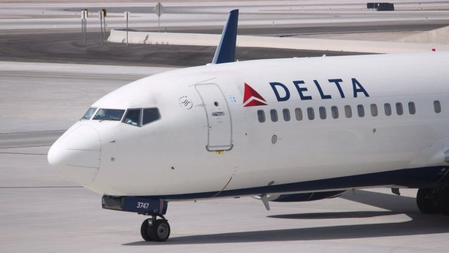Panik në ajër, aeroplani g*ditet nga një fishekzjarr gjatë uljes në Çikago, piloti: Dëgjuam një shpërthim të fortë