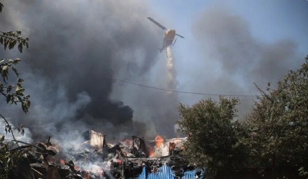 ​Zjarri përfshin një fabrikë nafte në Greqi, dëmtohen biznese dhe banesa