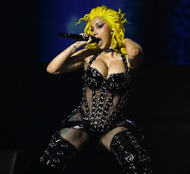 Cardi B ndez skenën në New Orleans me një paraqitje plot stil dhe guxim