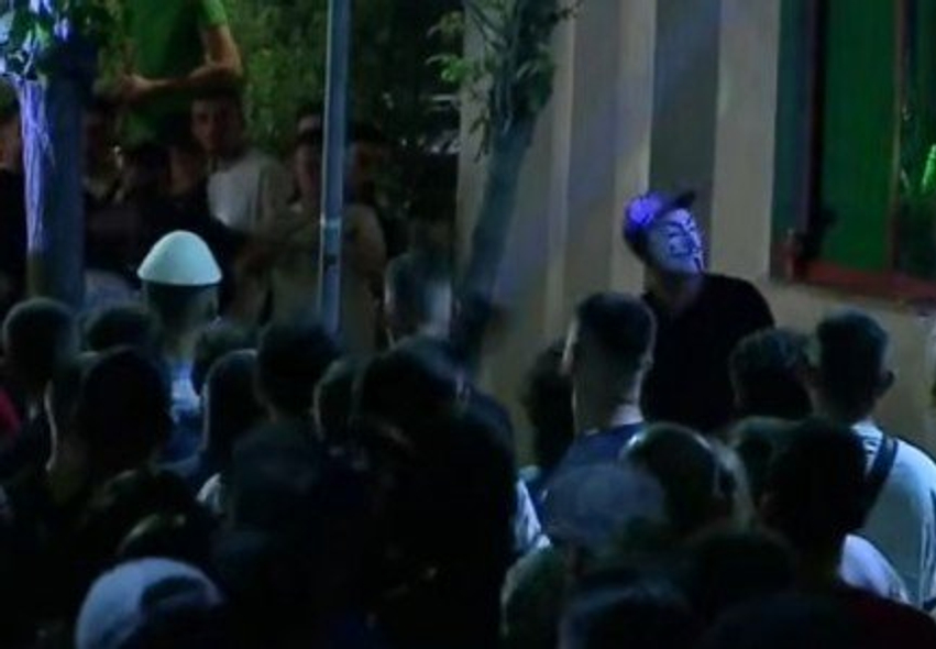Disa të rinj me maska thyejnë xhamat e Komisariatit nr  3  policia nxjerr FNSH  në  Aktivistët distancohen  Mos u provokoni 
