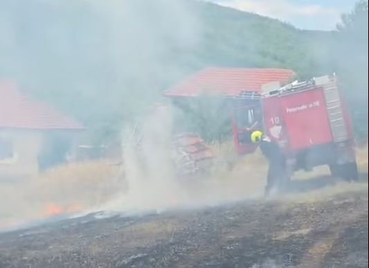 Zjarr në Ballancë të Vitisë, flakët u afrohen shtëpive – zjarrfikësit në vendngjarje