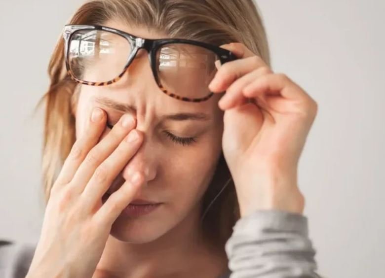 Studimi: Fërkimi i syve mund të çojë në probleme të përhershme të shikimit