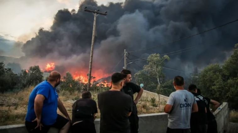 Vihet nën kontroll zjarri pranë Selanikut/ Tymi i dendur mbulon ende qytetin! Katër zjarrfikës u dërguan në spital