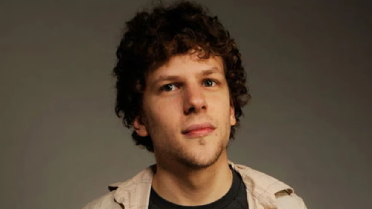 Aktori Jesse Eisenberg refuzon largimin nga Amerika