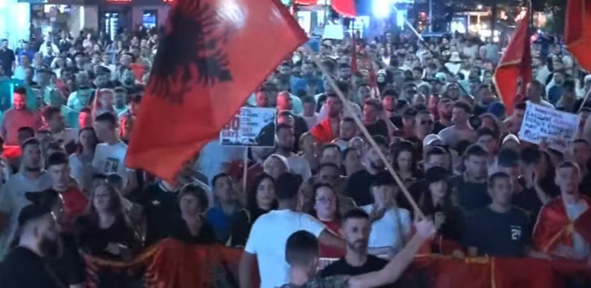 Mijëra vetë marshojnë pranë Muzeut Kombëtar  PD  PS këlysha komunistësh