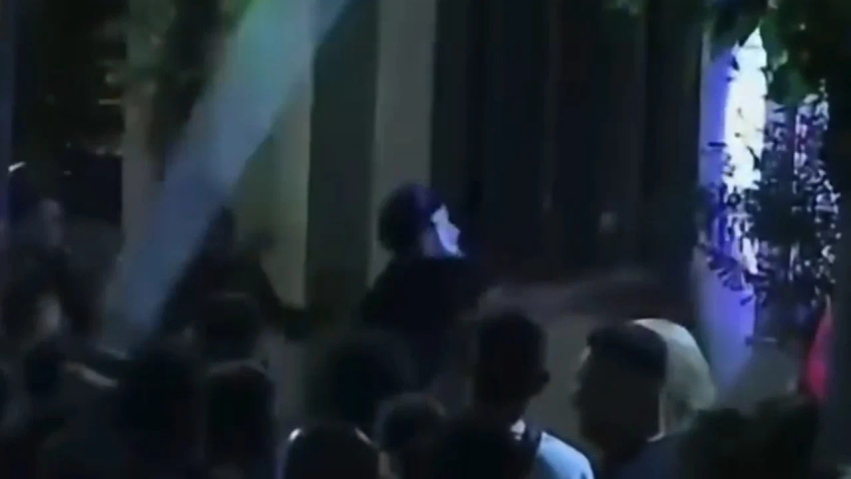Protestues të maskuar shkatërruan çfarë gjetën para  një police mbeti e lënduar  Çfarë ndodhi gjatë mesnatës në komisariatin numër 3