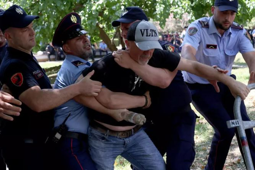 Sot marshim tek Gjykata gjatë masave të sigurisë  në mbështetje të protestuesve të arrestuar para Parlamentit