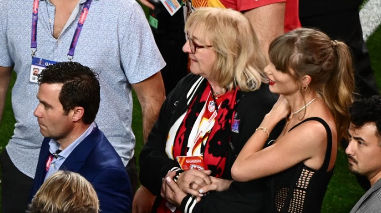 Nëna e Travis Kelce komenton dasmën me Taylor Swift