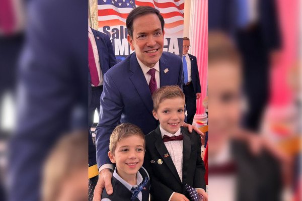 ​Marco Rubio, numri tre i Amerikës fotografohet me dy fëmijë nga Kosova në festën e pavarësisë së SHBA
