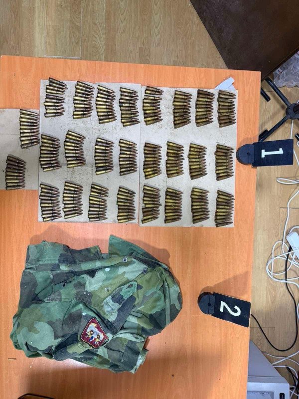 ​Kontrollohen tri shtëpi të pabanuara në Zutin Potok, gjenden qindra fishekë e pajisje ushtarake