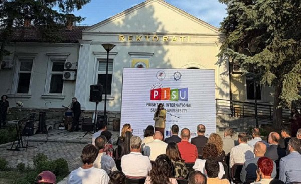 ​Rreth 300 studentë nga bota i bashkohen Universitetit Veror në Prishtinë
