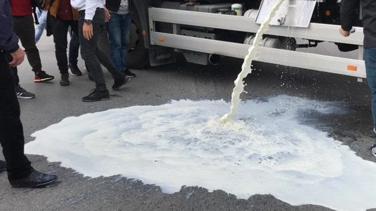 Me cisterna dhe traktorë para Ministrisë, fermerët e qumështit  protestojnë sot