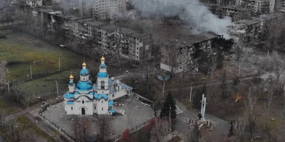 Ukraina godet rafineritë ruse, por vija e frontit mbetet e përgjakshme