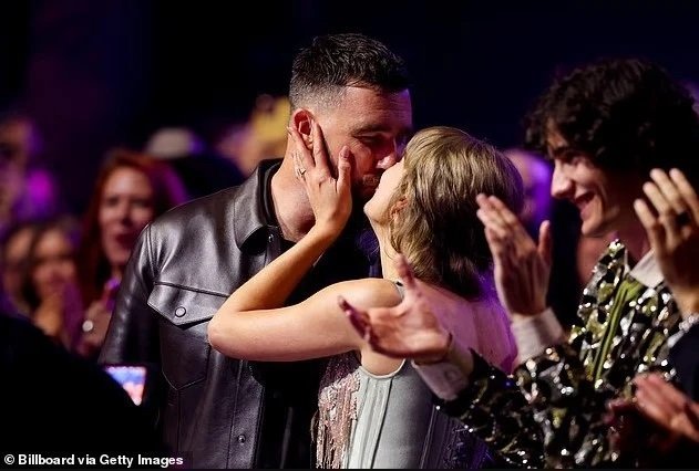Travis Kelce nuk i mbajti dot lotët në dasmën me Taylor Swift, zbulohet momenti më prekës i ceremonisë