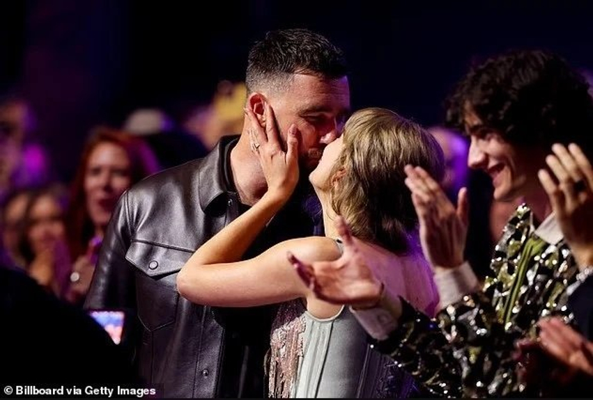 travis-kelce-nuk-i-mbajti-dot-lotet-ne-dasmen-me-taylor-swift-zbulohet-momenti-me-prekes-i-ceremonise